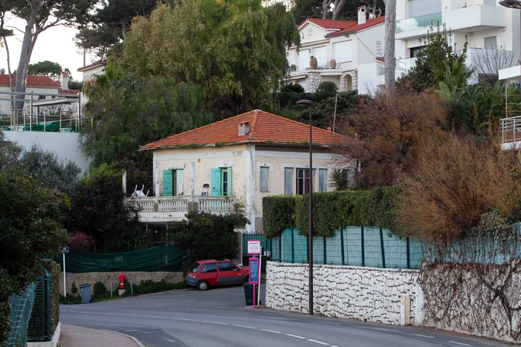 house with red renault 5 cap d'antibes